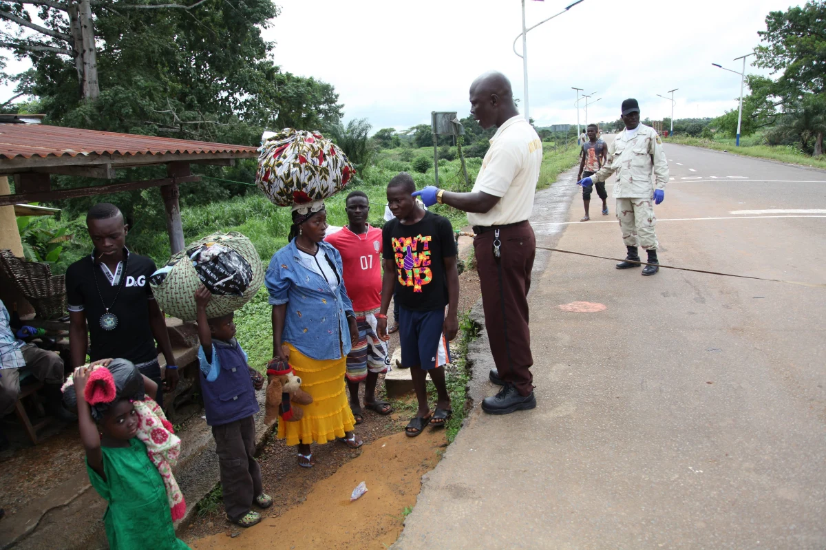 Liberia i Sierra Leone wprowadziły stan podwyższonego alertu ze względu na rozprzestrzenianie się wirusa Eboli. Francja, Wielska Brytania i Hong Kong podejmują środki ostrożności wobec bezprecedensowej epidemii. WHO przeznaczyło na walkę z nią 100 mln dol. Według danych Światowej Organizacji Zdrowia w rezultacie zakażenia wirusem zmarło blisko 730 osób; ponad 1300 zostało zarażonych. 
