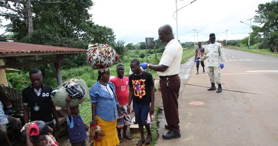 Liberia i Sierra Leone wprowadziły stan podwyższonego alertu ze względu na rozprzestrzenianie się wirusa Eboli. Francja, Wielska Brytania i Hong Kong podejmują środki ostrożności wobec bezprecedensowej epidemii. WHO przeznaczyło na walkę z nią 100 mln dol. Według danych Światowej Organizacji Zdrowia w rezultacie zakażenia wirusem zmarło blisko 730 osób; ponad 1300 zostało zarażonych. 