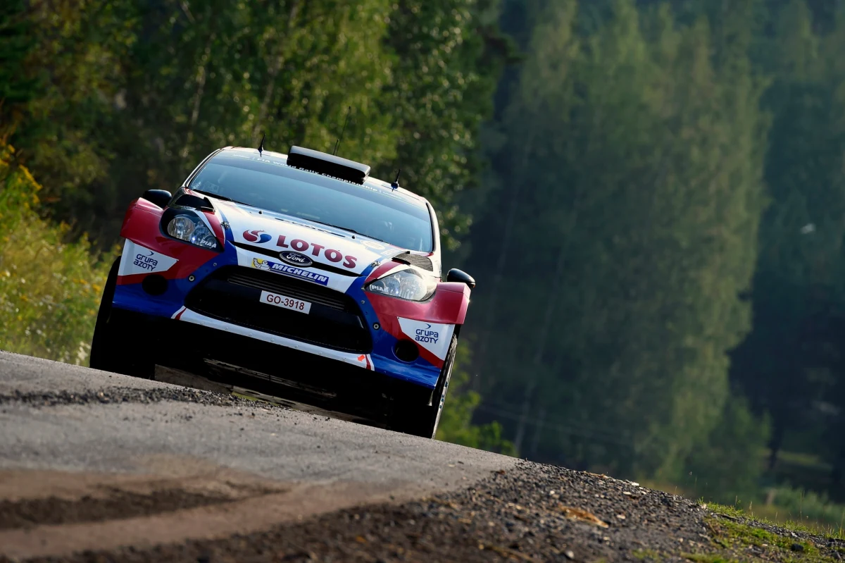 Robert Kubica (Ford Fiesta WRC), jadący z pilotem Maciejem Szczepaniakiem, zajmuje dziewiąte miejsce po pierwszym dniu Rajdu Finlandii, kolejnej eliminacji mistrzostw świata. Prowadzi reprezentant gospodarzy Jari-Matti Latvala (Volkswagen Polo-R). 