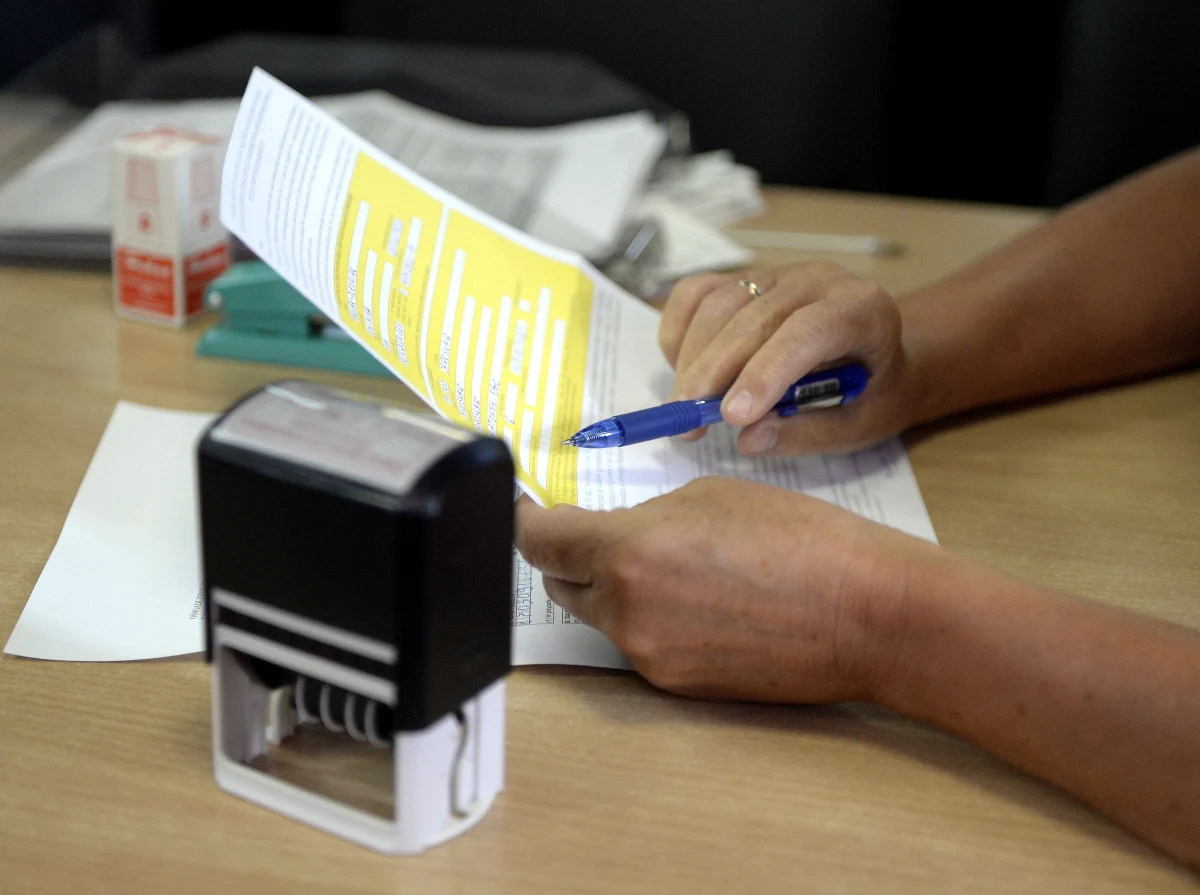 O północy upłynął termin składania deklaracji ws. odkładania części składki emerytalnej do OFE. Z dotychczasowych danych wynika, że fundusze wybrało ok. 10 proc. uprawnionych. Eksperci uspokajają: z tego powodu giełda nie dozna szoku, a OFE choć skromniejsze, z rynku nie znikną.