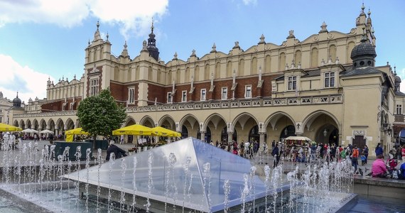 Polacy najchętniej odwiedzają Małopolskę - region wysunął się na pozycję turystycznego lidera w całym kraju. W 2013 roku odwiedziło go ponad 7 milionów rodaków - informuje "Dziennik Polski".