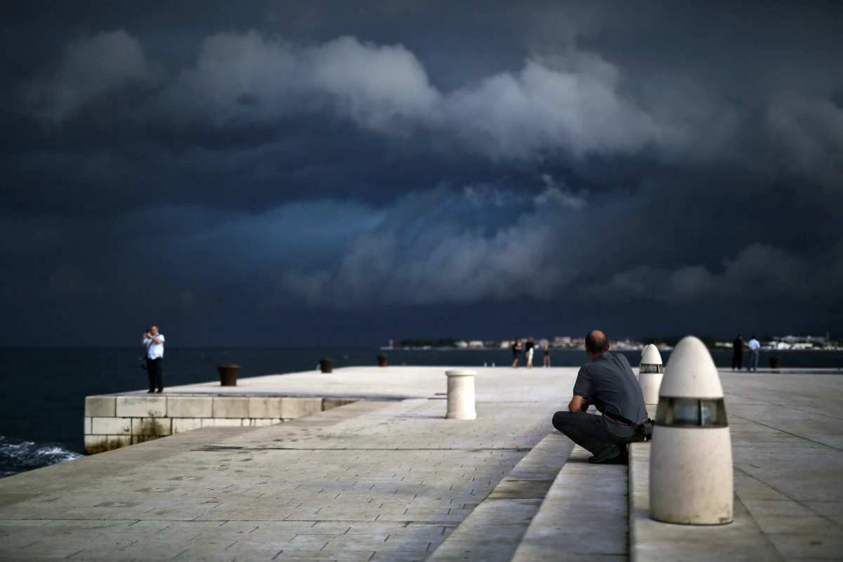 Synoptycy nadal ostrzegają przed silnymi burzami połączonymi z lokalnymi gradobiciami oraz ulewami. Najbardziej niespokojnie ma być na południu Polski. Najintensywniej padać ma w Małopolsce, w Świętokrzyskiem i na Podkarpaciu. W kolejnych dniach czeka nas mocne uderzenie gorąca. Nad Polskę nadciągnie fala zwrotnikowych upałów. Temperatura wzrośnie nawet do 34 st. C!