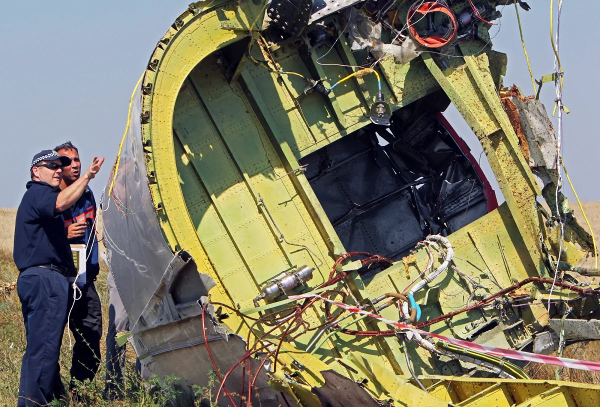 Międzynarodowi eksperci zebrali na miejscu katastrofy zestrzelonego 17 lipca na wschodzie Ukrainy malezyjskiego boeinga kolejne szczątki ofiar i zabiorą je do Holandii, gdzie zostaną zidentyfikowane - poinformowały holenderskie władze. Prorosyjscy bojownicy zapowiedzieli z kolei, że Ukrainy, przekażą w ciągu 48 godzin rzeczy osobiste ofiar.