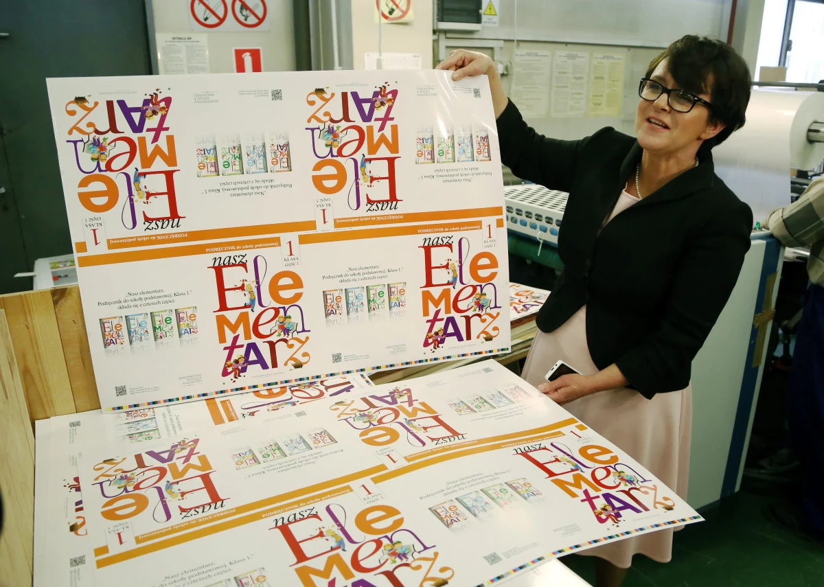 Pierwsza z czterech części przygotowywanego na zlecenie MEN "Naszego elementarza" została zaadaptowana do potrzeb uczniów niepełnosprawnych. Istnieją cztery wersje adaptacji - dla dzieci niewidomych, niesłyszących i z innymi dysfunkcjami.  