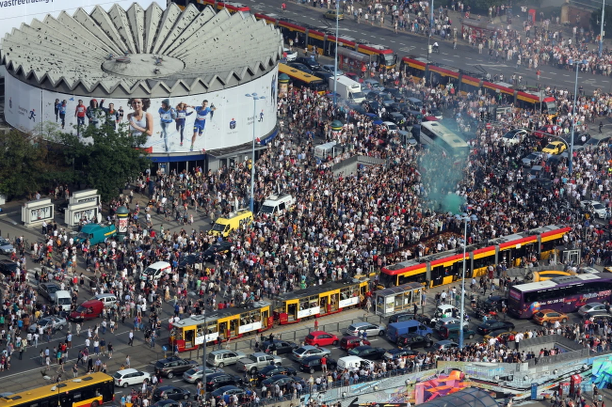 Punktualnie o godz. 17, 70 lat po wybuchu Powstania Warszawskiego stolica zatrzymała się, by oddać hołd uczestnikom tamtych wydarzeń. Syreny zawyły też w innych miastach w całej Polsce, a media uczciły pamięć powstańców 70 sekundami ciszy. 