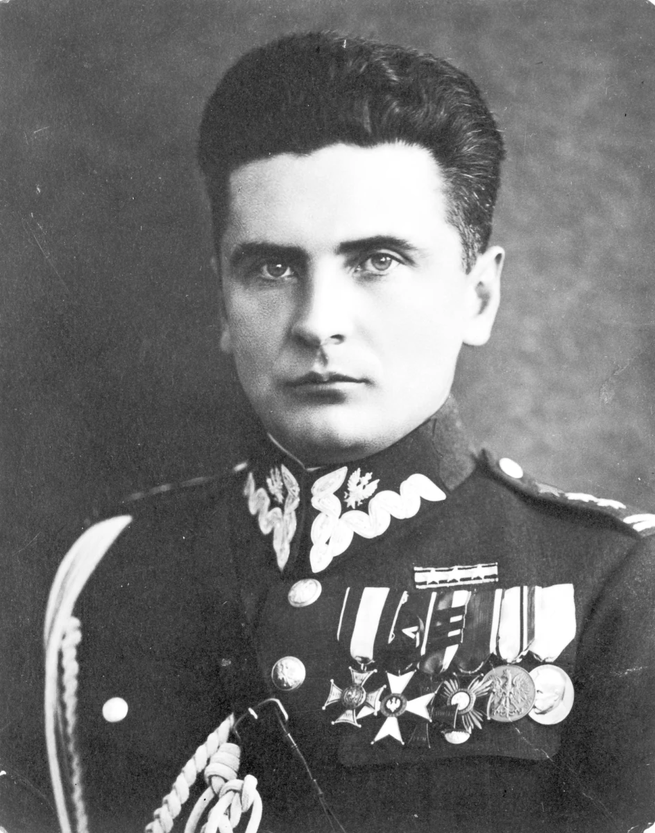 Bezpośrednio po wybuchu Powstania Warszawskiego, między 2 a 7 sierpnia 1944 r., na rozkaz szefa SS Heinricha Himmlera został zamordowany Komendant Główny Armii Krajowej gen. Stefan Grot-Rowecki, pojmany przez gestapo w Warszawie w czerwcu 1943 roku. Takie były ustalenia umorzonego w 2007 roku śledztwa, które przez ponad trzy lata prowadził szczeciński pion śledczy IPN. 