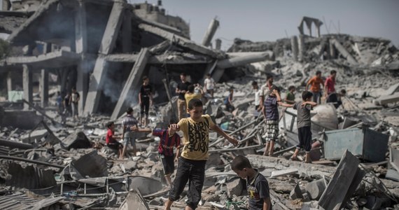 Co najmniej 296 palestyńskich dzieci zginęło w Strefie Gazy od rozpoczęcia 8 lipca przez wojska izraelskie ataków skierowanych przeciwko radykałom z ugrupowania Hamas - poinformował Fundusz Narodów Zjednoczonych Pomocy Dzieciom (UNICEF). W sumie trwająca ofensywa pochłonęła już ponad 1600 palestyńskich ofiar.