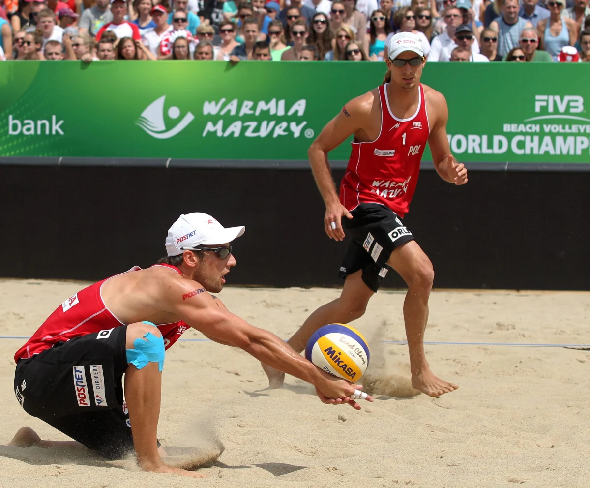 Siatkarze plażowi Grzegorz Fijałek i Mariusz Prudel przegrali z niżej notowanymi Australijczykami Isaakiem Kapą i Christopherem McHugh 0:2 (18:21, 28:30) w ćwierćfinale turnieju World Tour Grand Slam w austriackim Klagenfurcie. Polska para nie zagra tym samym w trzecim z rzędu finale Pucharu Świata.