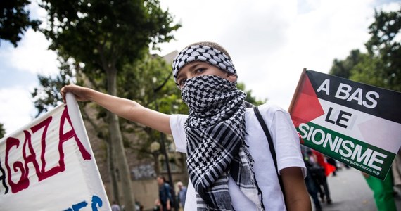 Kilkutysięczny, propalestyński marsz przeszedł z placu Denfert-Rochereau na południu Paryża w kierunku placu Inwalidów w centrum miasta. "Izrael - morderca, Hollande - współwinny" - wykrzykiwali manifestanci. Niektórzy z nich mieli na sobie chusty - arafatki, a na twarzach maski w kolorach palestyńskiej flagi. We wtorek minie czwarty tydzień izraelskiej ofensywy w Strefie Gazy, w której zginęło około 1600 Palestyńczyków.