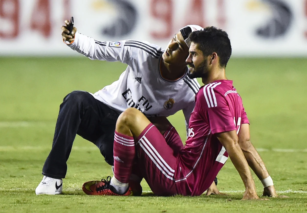 Real Madryt zarobi kilka milionów euro na meczach sparingowych przed nowym sezonem ligi hiszpańskiej. Najwięcej, około 7 milionów euro, wpłynie do klubowej kasy po rozpoczętym przez "Królewskich" pod koniec lipca tournee po Stanach Zjednoczonych. Dodatkowy zysk przyniesie klubowi z Santiago Bernabeu sprzedaż koszulek z nazwiskami największych gwiazd zespołu.