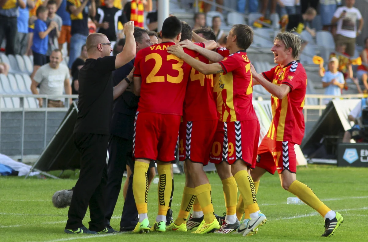 Pogoń Szczecin, dzięki bramce zdobytej w 85. minucie, zremisowała na wyjeździe z Koroną Kielce 2:2 w pierwszym meczu 3. kolejki T-Mobile Ekstraklasy. Piłkarze gospodarzy po dwóch porażkach zdobyli pierwszy punkt w tym sezonie. Goście potwierdzili natomiast dobre przygotowanie do nowych rozgrywek.