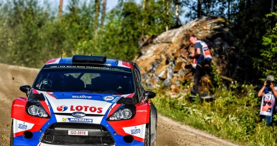 Reprezentant gospodarzy Jari-Matti Latvala (Volkswagen Polo-R) wciąż prowadzi w Rajdzie Finlandii. Drugi w klasyfikacji, jego kolega z ekipy Francuz Sebastien Ogier, traci jednak tylko 3,4 sekundy. Robert Kubica (Ford Fiesta WRC) awansował na 39. miejsce.