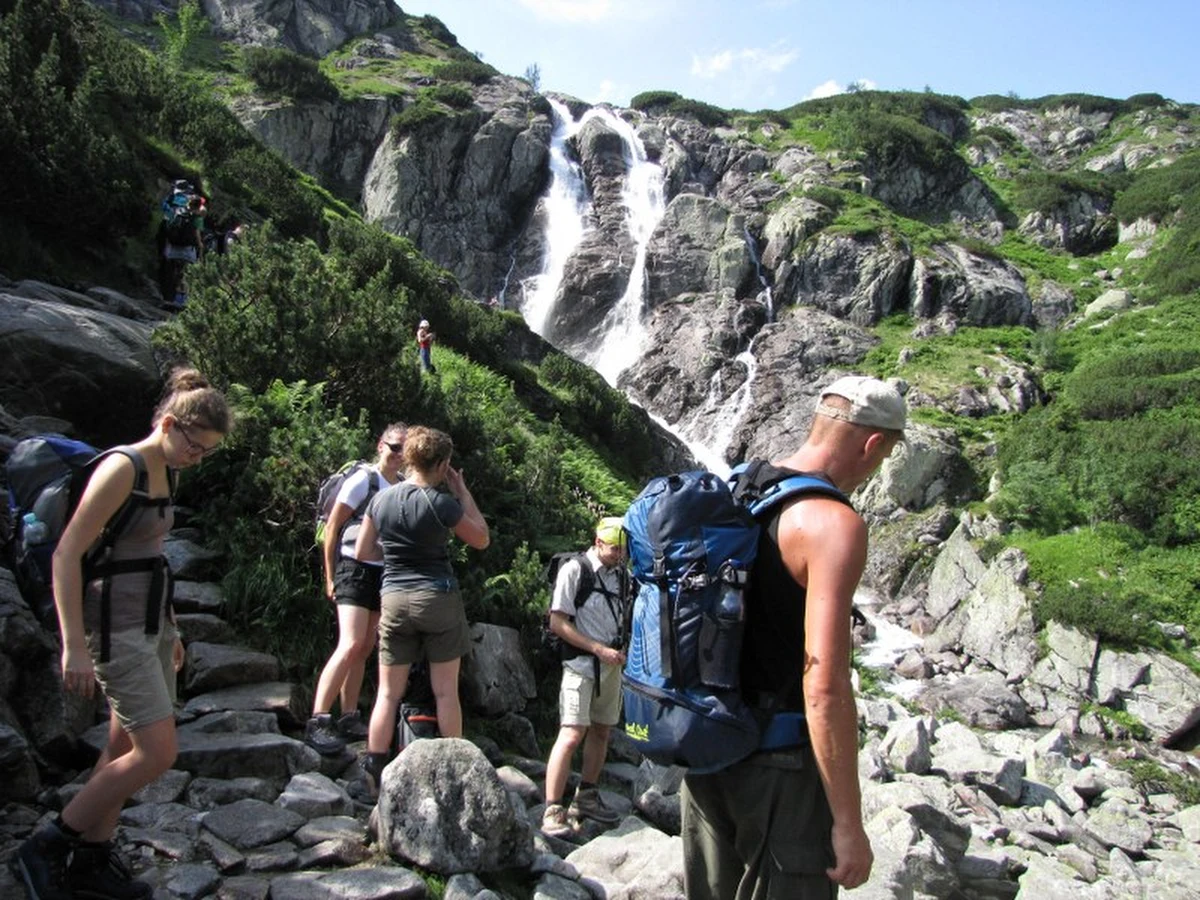 Największy i najwyższy wodospad w Polsce znajduje się w Tatrach. To Siklawa, spływająca z progu oddzielającego Dolinę Pięciu Stawów Polskich od Doliny Roztoki. Zasila ją potok wypływający z Wielkiego Stawu i w zależności od stanu wody spada dwoma, a czasami nawet czterema strugami - mówi Apoloniusz Rajwa, który tworzył mapę hydrologiczną Tatr Wysokich. 