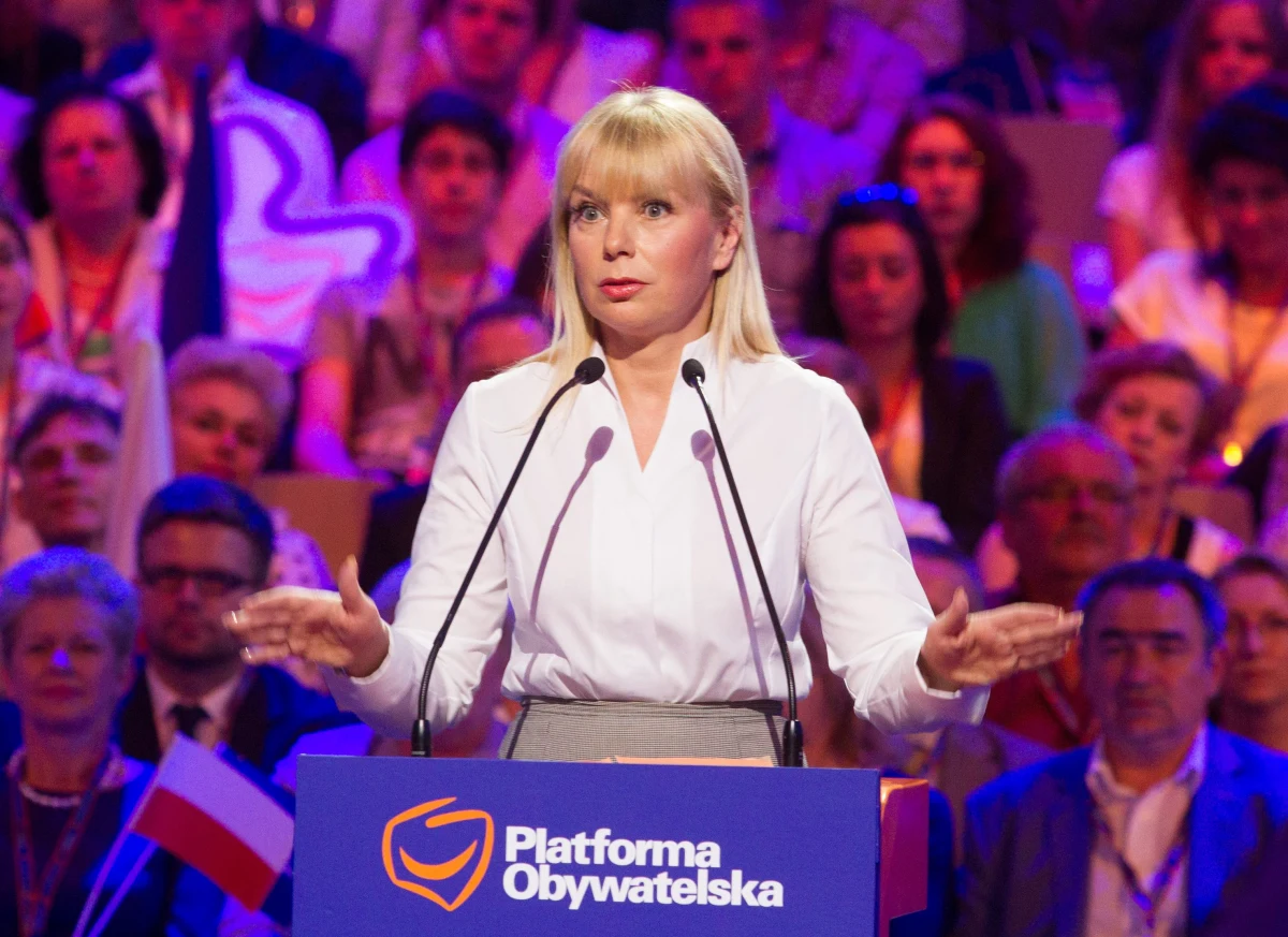 "Uważam, że partia, która się takimi metodami posługuje, naprawdę powinna odczuć to za chwilę w wyborach, że takimi metodami nie można się posługiwać, bo to są metody niegodne, wstrętne i okropne" – tak wicepremier Elżbieta Bieńkowska skomentowała nową kampanię Prawa i Sprawiedliwości. Partia Jarosława Kaczyńskiego przygotowała plakaty, które mają przypomnieć Polakom o aferze taśmowej. 