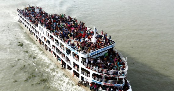 Prom, przewożący - według różnych źródeł - od 170 do 250 osób, przewrócił się i zatonął rano na rzece Padma, około 30 km na południe od stolicy Bangladeszu, Dhaki - poinformowały miejscowe władze. Według policji 50 osób zdołało się uratować.
