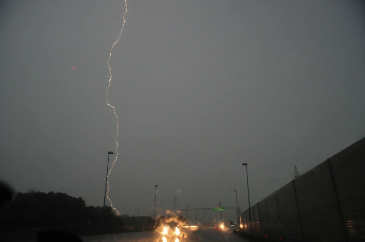 Synoptycy przestrzegają przed gwałtownymi burzami, ulewami i silnym wiatrem, który w porywach może osiągać nawet do 80 km/h. Niewykluczone są też lokalne gradobiciami. Ostrzeżenie dotyczy 11 województw. O ile upały nieco odpuszczą, to burzowy ma być niemal cały tydzień. 