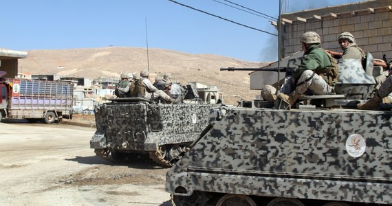 16 żołnierzy libańskich zginęło w weekend w walkach z islamistami w rejonie miasta Arsal w pobliżu granicy z Syrią. Starcia wybuchły  w sobotę po aresztowaniu członka syryjskiej organizacji powiązanej z Al-Kaidą - poinformowały w poniedziałek libańskie źródła wojskowe. 