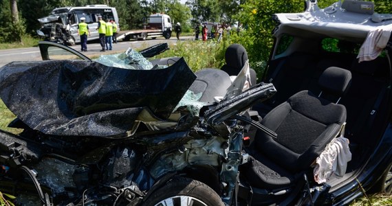 Trzy osoby zginęły, a 5 zostało rannych w wypadku w miejscowości Żelazna Nowa na Mazowszu. Na drodze krajowej numer 79 samochód osobowy zderzył się z przewożącym 17 osób busem. Informację otrzymaliśmy na Gorącą Linię RMF FM.