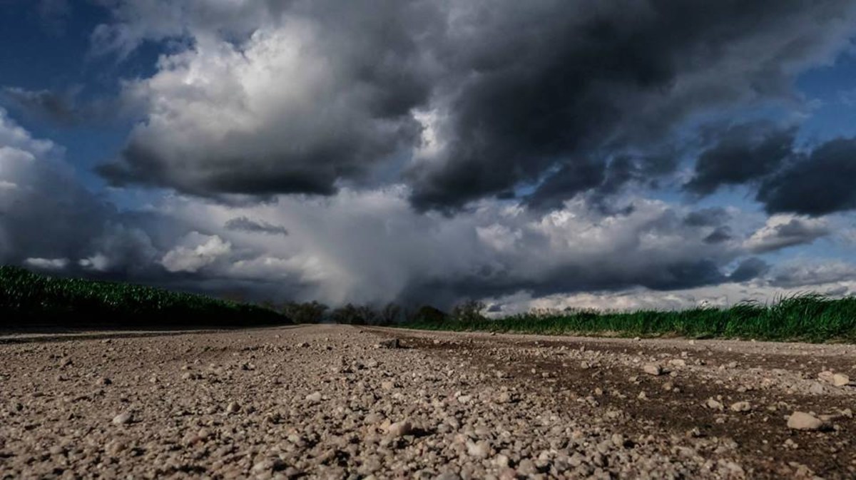 Twierdzą, że burze są piękne. Kiedy grzmi, wsiadają do samochodu i z aparatami fotograficznymi ruszają w teren. Mowa o polskich łowcach burz. Zjawiska atmosferyczne badają i opisują z ciekawości. Przed burzami chcą również ostrzegać innych. 