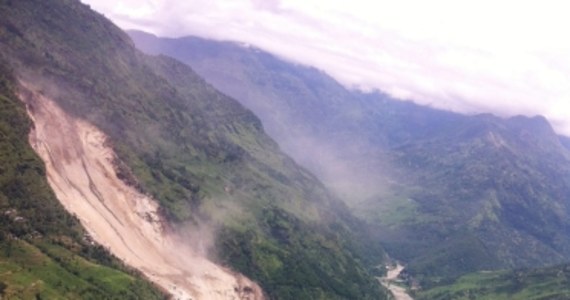 Ponad 500 zagranicznych turystów ewakuowano z miasteczka na granicy Nepalu z Tybetem, po tym gdy gigantyczna lawina błotna odcięła jedną z najważniejszych autostrad i uwięziła ich na prawie cały weekend- poinformowały w poniedziałek władze Nepalu.