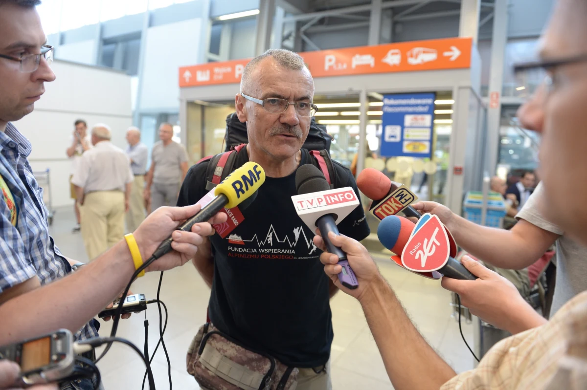 Na szczyt w Karakorum dziesięć dni temu weszli Agnieszka Bielecka, Marek Chmielarski i Piotr Tomala. Pozostali członkowie naszej wyprawy uratowali życie tajwańskiemu wspinaczowi, który utknął na wysokości blisko 8 tysięcy metrów. Dziś polscy himalaiści wrócili do kraju.