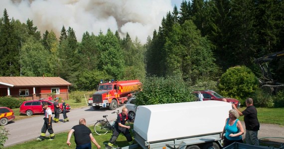 Strażacy mają poważne problemy z opanowaniem gigantycznego pożaru lasu w pobliżu Fläckebo w Szwecji. Od czwartku las pali się w kilku miejscach. Zarządzono ewakuację okolicznych mieszkańców.