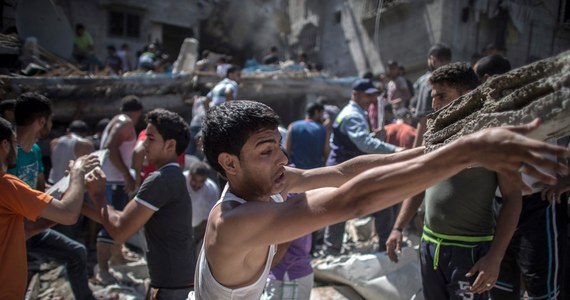 Kilkugodzinne zawieszenie broni, ogłoszone jednostronnie przez Izrael w celu dopuszczenia do Strefy Gazy pomocy humanitarnej, wygasło. Izraelskie wojsko i palestyński Hamas obwiniają się nawzajem o naruszanie rozejmu. 
