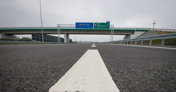 „Polskie drogi są najdroższe w całej Europie. I wiecznie zakorkowane” – pisze wtorkowy „Fakt”.  „Rząd Donalda Tuska chce nam ulżyć w drogowej gehennie dopiero w... 2017 roku” – podkreśla. 