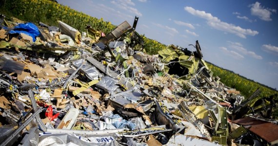 Tylko 1,5 godziny poszukiwano w poniedziałek szczątków ofiar katastrofy zestrzelonego na wschodzie Ukrainy malezyjskiego Boeinga 777 - podała ukraińska komisja rządowa ds. badania przyczyn tragedii. Prace trzeba było przerwać, gdyż w pobliżu słychać było strzały z broni palnej. 