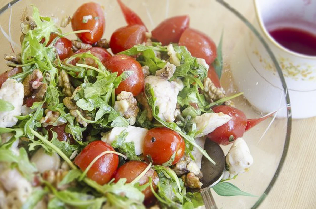 Coś dla wielbicieli słodko-kwaśnych smaków! Ocet malinowy to niezastąpiony dodatek do lekkich, letnich sałatek. Wyrazisty, znakomicie podkreśla też smak białego mięsa.