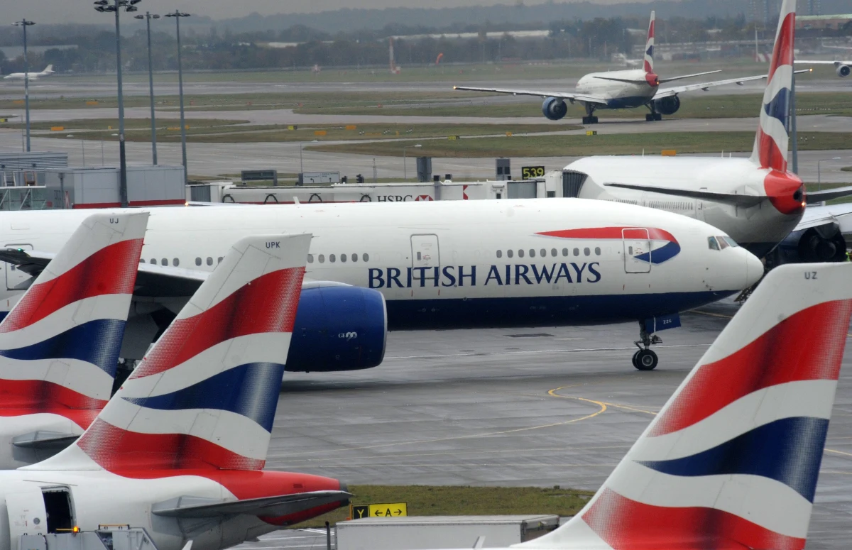 Linie British Airways poinformowały w komunikacie, że do końca miesiąca zawieszają loty do Liberii i Sierra Leone. Powodem jest  epidemia Eboli panującą w tych krajach. 