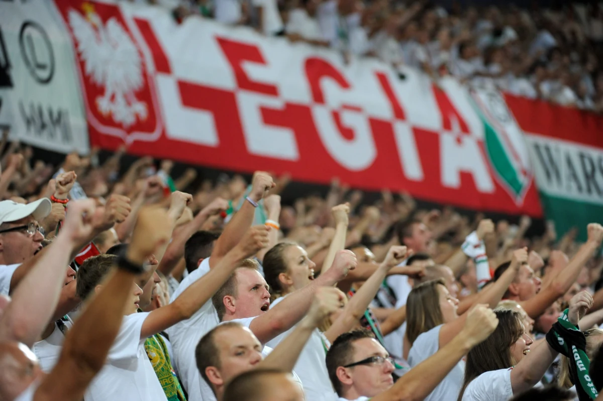 Piłkarze Legii Warszawa dotarli do Edynburga, gdzie jutro o godz. 20.45 rozegrają rewanż z Celtikiem Glasgow w trzeciej rundzie eliminacji Ligi Mistrzów. Pierwszy mecz podopieczni Henninga Berga wygrali u siebie aż 4:1. 