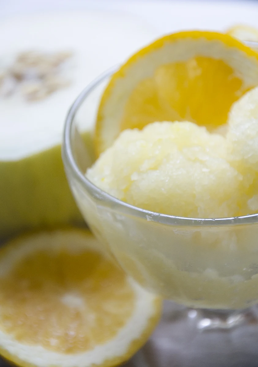 Sorbety stanowią doskonałą i mniej kaloryczną alternatywę dla lodów. Są idealne na upał! Oto najprostszy przepis na ten chłodzący przysmak - zrobiony z melona. 