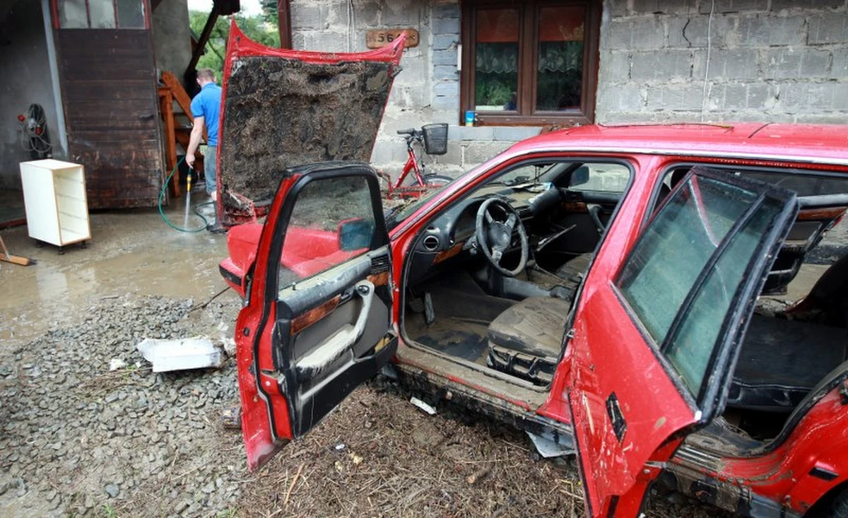 Nawet 200 domów mogła uszkodzić potężna nawałnica, która przeszła w okolicach Limanowej w Małopolsce. Wiele domów nadal nie ma prądu, gazu i wody. Nie ma też do nich dojazdu. Ze skutkami nawałnicy wciąż walczy 150 strażaków. Pomagają mieszkańcom Kasinki Małej, która w nocy została odcięta przez wodę od świata. "Fale były jakbyśmy byli nad jakimś morzem" - relacjonował nocne wydarzenia jeden z mieszkańców.