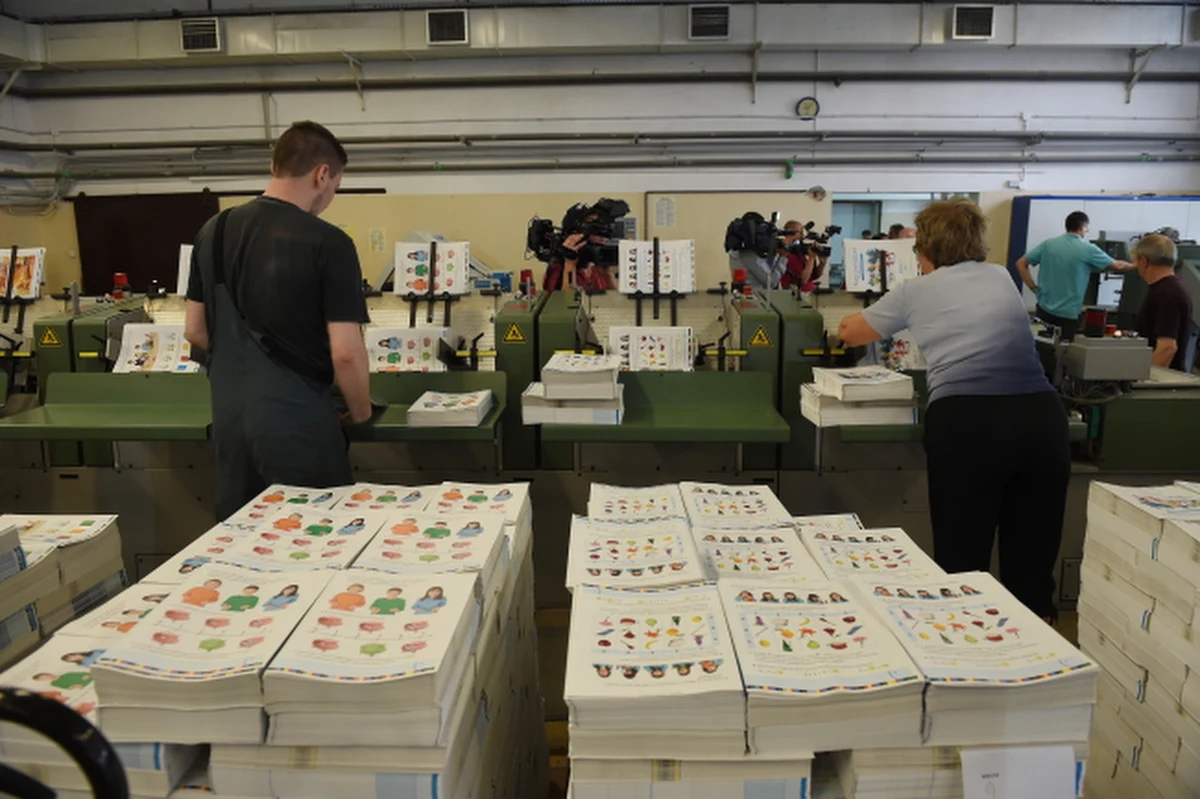 Zaczęła się dystrybucja pierwszej części przygotowanego na zlecenie MEN podręcznika dla uczniów I klas szkół podstawowych "Nasz elementarz". Zamówione przez szkoły egzemplarze mają dotrzeć do nich za pośrednictwem kuratoriów najpóźniej 22 sierpnia. 