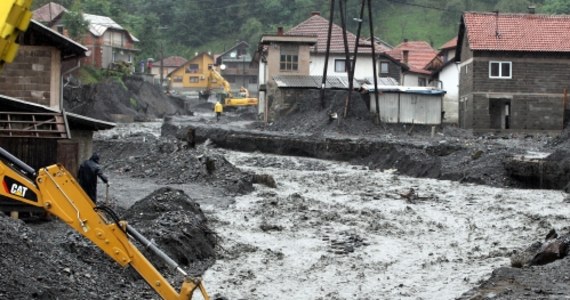 Obfite opady deszczu w Bośni i Hercegowinie oraz w Serbii sprawiły, że w wielu miejscach zeszły lawiny błotne, a wzbierające rzeki zalały setki domów i zablokowały lokalne drogi w wielu miejscowościach. Kilkadziesiąt osób ewakuowano z zagrożonych terenów.