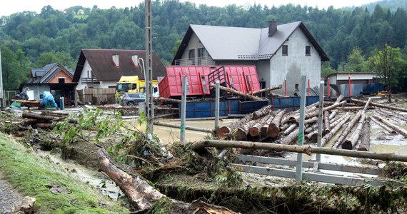 Mieszkańcy miejscowości w Małopolsce, spustoszonych w ostatnim czasie przez wezbrane po ulewach górskie potoki, mogą szybko dostać zapomogi. Taką obietnicę złożył rząd.