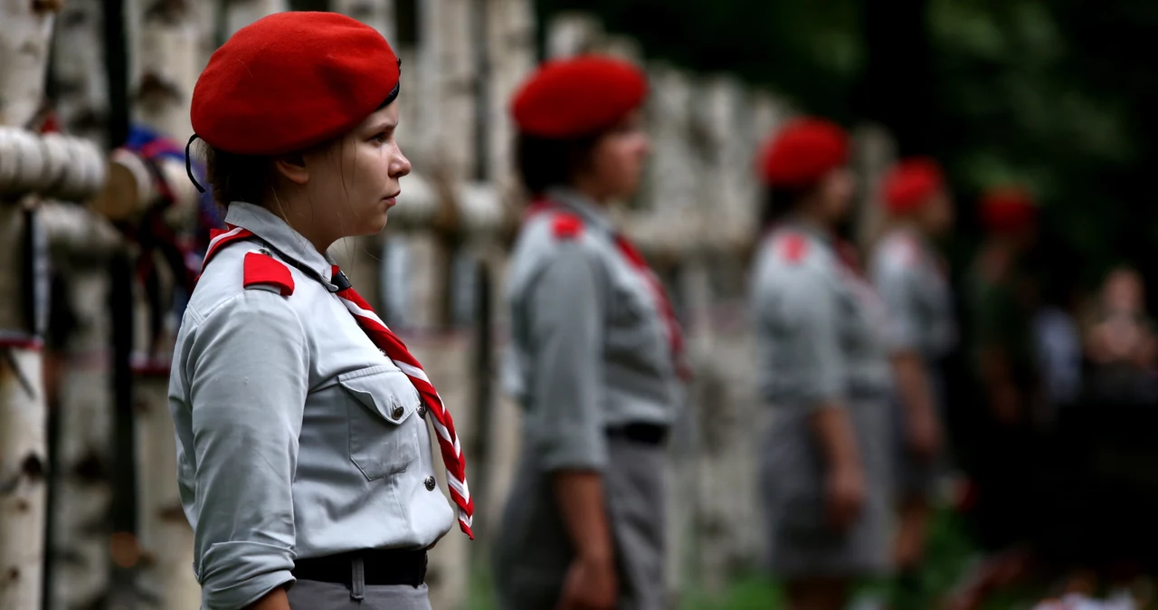 Pamięć powstańców uczcili warszawiacy przybyli na główne uroczystości przy pomniku Gloria Victis na Cmentarzu Wojskowym na Powązkach