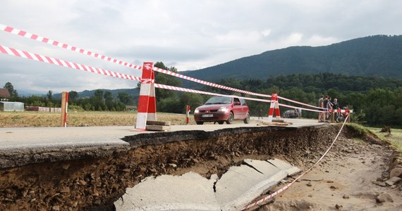 Ponad 200 kilometrów uszkodzonych dróg, zniszczonych ponad 150 domów, trzy szkoły i szpital. To wstępne straty po potężnej nawałnicy, która przeszła nad powiatem limanowskim w Małopolsce. 