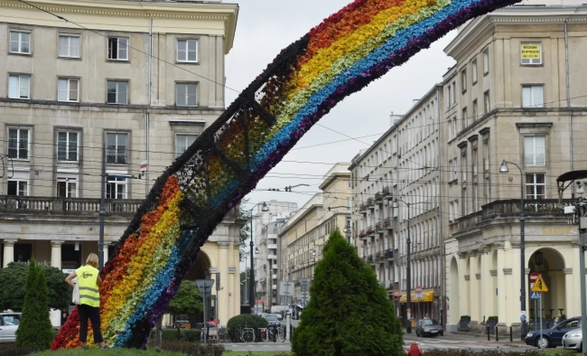 Do pięciu lat więzienia grozi dwóm mężczyznom zatrzymanym w związku z podpaleniem Tęczy na stołecznym Placu Zbawiciela. Dziś usłyszeli oni zarzuty niszczenia mienia w związku z czynem chuligańskim.