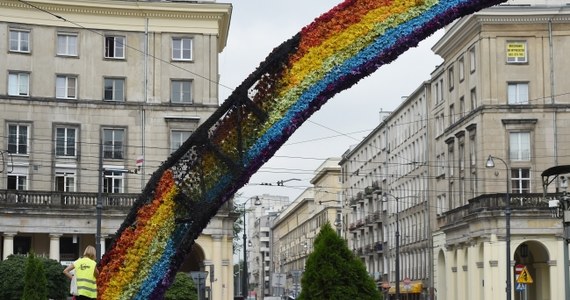 Do pięciu lat więzienia grozi dwóm mężczyznom zatrzymanym w związku z podpaleniem Tęczy na stołecznym Placu Zbawiciela. Dziś usłyszeli oni zarzuty niszczenia mienia w związku z czynem chuligańskim.