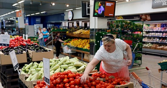 Holandia zaczęła odczuwać rosyjskie sankcje nałożone na kraje Zachodu - piszą holenderskie media. 300 ciężarówkom z warzywami i owocom odmówiono wjazdu do Rosji, a na giełdzie warzywnej spadły ceny. 