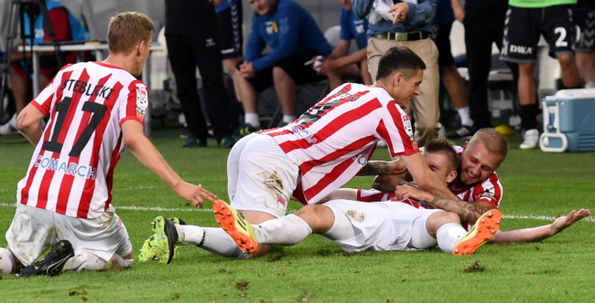 Piłkarzom Cracovii udało się odnieść pierwsze w tym sezonie zwycięstwo w ekstraklasie. Na swoim stadionie pokonali Koronę Kielce 2:1.