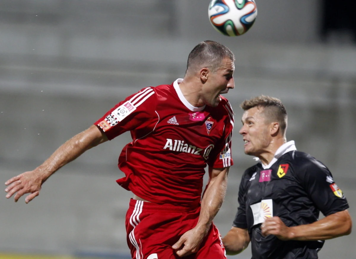 Prowadzona przez byłego gracza zabrzan Michała Probierza Jagiellonia Białystok przegrała z Górnikiem 3:0. Zespół z Zabrza stał się  - przynajmniej do soboty - liderem tabeli. 