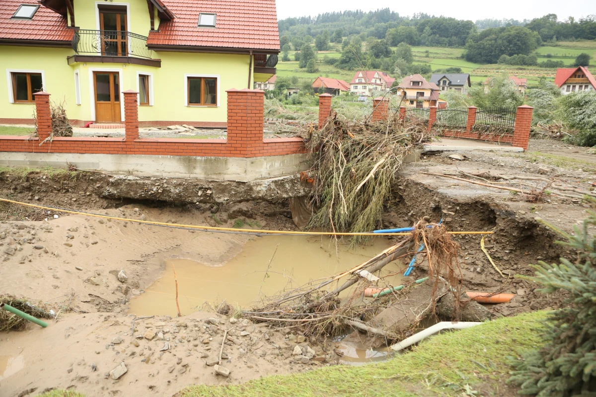​Mieszkańcy Kasinki Małej w Małopolsce nadal nie otrzymali finansowego wsparcia na odbudowę domów po powodzi. Obiecane 6 tysięcy złotych zapomogi nie trafiło jeszcze do rąk ludzi, którym woda zniszczyła w środę domy i gospodarstwa.
