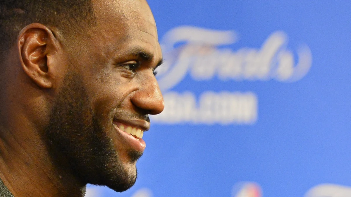 Około 25 tysięcy kibiców powitało w Akron wracającego do Cleveland Cavaliers jednego z najlepszych koszykarzy świata LeBrona Jamesa. "Wróciłem i nie zamierzam już nigdzie odchodzić. Kocham was" - zakomunikował James, który wrócił do Kawalerzystów po 4 latach.