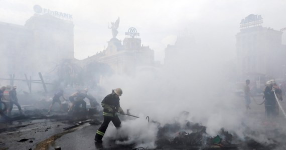 Znów płonęły opony na Majdanie Niepodległości w Kijowie, skąd władze starają się usunąć miasteczko namiotowe, pozostałe po protestach przeciwko obalonemu prezydentowi Ukrainy Wiktorowi Janukowyczowi. Podpalili je mieszkańcy miasteczka, którzy sprzeciwiają się jego demontażowi. Naprzeciwko nich stanął mer Kijowa Witalij Kliczko i kilkuset ochotników, którzy zwołali się w sieciach społecznościowych dla uporządkowania Majdanu.