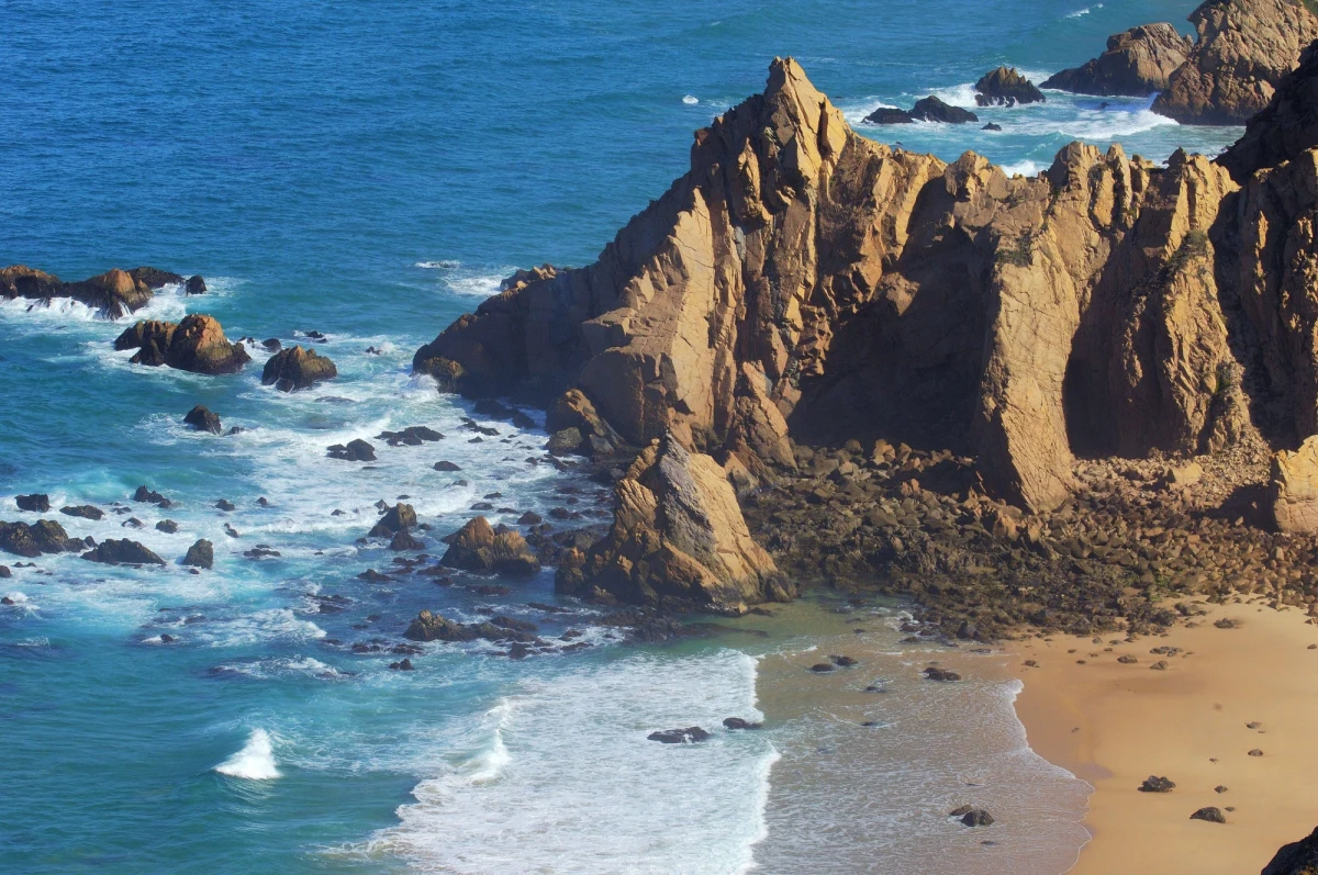 Dwoje polskich turystów - małżeństwo na urlopie z dziećmi - w sobotę spadło z klifu podczas wieczornego spaceru na przylądku Cabo da Roca koło miasta Sintra na zachodzie Portugalii. Ofiary poniosły śmierć na miejscu.