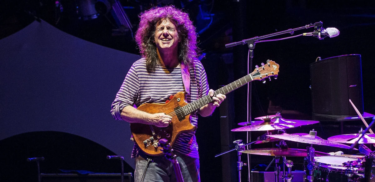 Jeden z najpopularniejszych na świecie gitarzystów jazzowych kończy już 60 lat! Od debiutu w 1976 r., Pat Metheny nagrał kilkadziesiąt płyt, zdobył 20 statuetek Grammy i współpracował m.in. z Ornettem Colemanem i Charliem Hadenem. Polskiej publiczności dał się poznać m.in. dzięki występom z Anną Marią Jopek.  