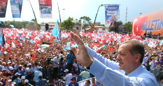 Od rana w Turcji trwają pierwsze powszechne wybory prezydenta.  Za zdecydowanego faworyta spośród trzech kandydatów uchodzi premier Recep Tayyip Erdogan. 
